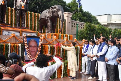 काशीराम को ‘भारत रत्न’ देने की मांग तेज, BSP ने भाजपा-कांग्रेस दोनों पर साधा निशाना