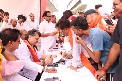 जनता के बीच पहुंचे डॉ. राजेश्वर सिंह: ‘चाय पर चर्चा’ में 79 शिकायतों पर कार्रवाई, विकास और सुशासन का रखा रिपोर्ट कार्ड