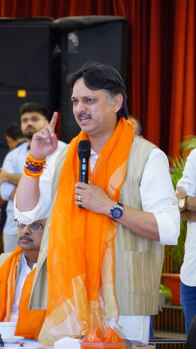 स्नातक-शिक्षक चुनाव में विकासोन्मुखी सोच चुनें: डॉ. राजेश्वर सिंह
