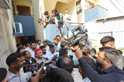 \'एक व्यक्ति के कई-कई वोट\', अखिलेश यादव ने चुनाव आयोग और भाजपा पर साधा निशाना