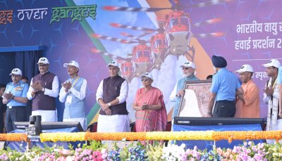 काशी में ‘विंग्स ओवर गंगा’ का जलवा, गंगा तटों पर उमड़ा महाकुंभ जैसा जनसैलाब