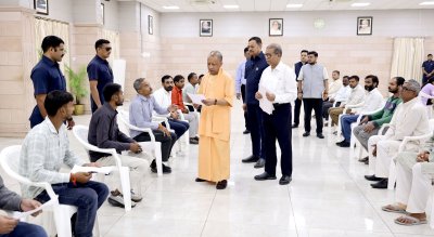 जनता दर्शन में योगी के सख्त निर्देश: कमजोरों की जमीन कब्जाने वालों पर होगी कठोर कार्रवाई