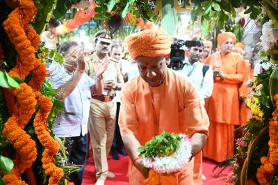 गोरक्षपीठ में सीएम योगी ने मनाया गोपाल का प्राकट्योत्सव : लड्डू गोपाल को पालने में झुलाया, राधा-कृष्ण बने बच्चों को दुलारकर दिए उपहार