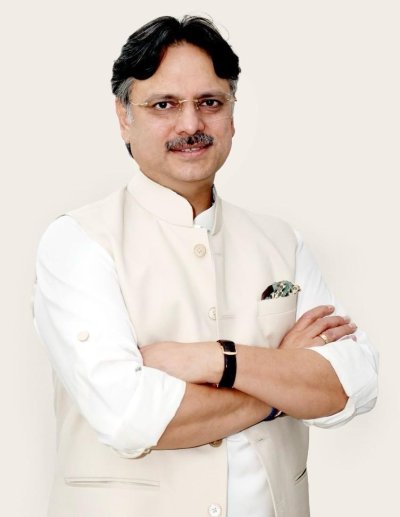 डॉ. राजेश्वर सिंह का शिक्षा पर फोकस, स्मार्ट क्लास से लेकर ग्रामीण स्कूलों तक पहुंचा विकास का संकल्प