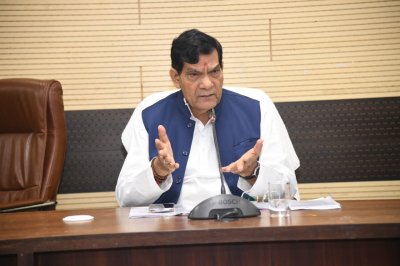 वाराणसी में जलभराव और बिजली व्यवस्था पर सख्त हुए ए.के. शर्मा, अधिकारियों को अलर्ट मोड में रहने के निर्देश