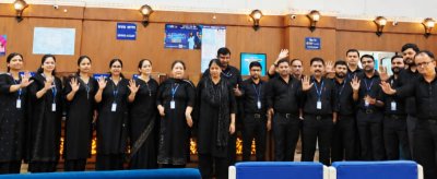 काले कपड़ों में ड्यूटी पर पहुंचे बैंक कर्मी, केंद्र सरकार के खिलाफ जताया विरोध; कल देशव्यापी हड़ताल
